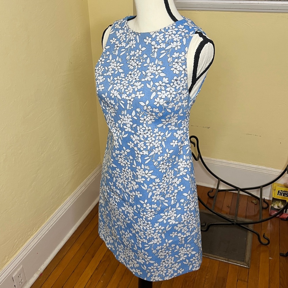ALICE + OLIVIA Coley A-line dress. Lovely periwinkle blue & white print. Size 2